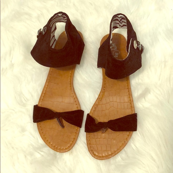 Hot Cakes Shoes - ⭐️3/$15 5/$25⭐️ Hot Cakes Sandals!